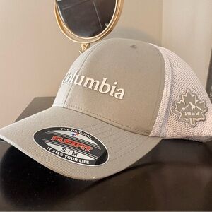 NEW - Columbia White Mesh Cap (Unisex S/M)
